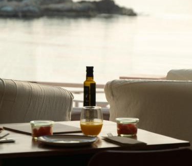L'Escala Hotel | Relaxing Hostal Spa Empúries: Pet-Friendly Oceanfront Stay