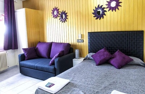 Castello d'Empuries House | Discover Hostal Emporda: Family-Friendly with Breakfast