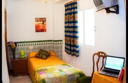 Almeria House | Pet-Friendly Hostal Estación: Ideal for Family Getaways