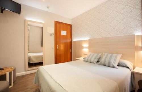 Gothic Quarter House | Cozy Hostal Fernando with Breakfast & Kitchen Amenities