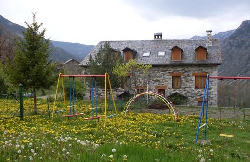 Boi House | Cozy Hostal Fondevila: Family-Friendly & Accessible Stay