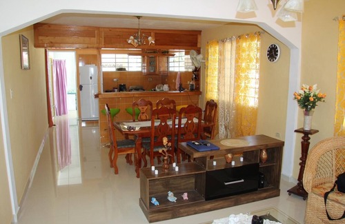Cienfuegos House | Comfortable Hostal Guerrillera with Spa and Family Amenities