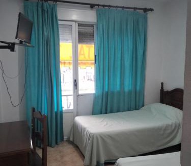 Anover de Tajo House | Budget-Friendly Hostal Júcar: Family Welcome Awaits