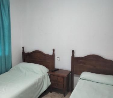 Anover de Tajo House | Budget-Friendly Hostal Júcar: Family Welcome Awaits