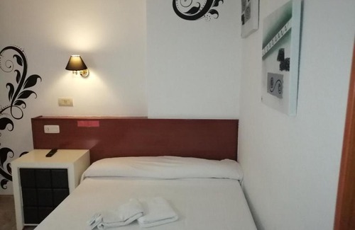 Barrio del Perpetuo Socorro House | Budget-Friendly Hostal Jaime I with Family Amenities