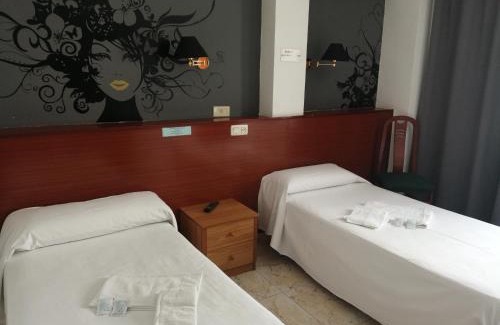 Barrio del Perpetuo Socorro House | Budget-Friendly Hostal Jaime I with Family Amenities