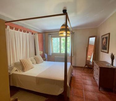 Fogars de Montclus House | Discover Hostal l´Ou de Reig: Pet-Friendly Oceanfront Escape