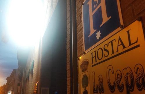 Aldeanueva de Ebro House | Inviting Hostal la Cepa: Family-Friendly with Breakfast