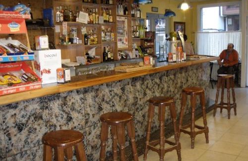 Fontoria House | Discover Hostal La Cuesta: Family-Friendly with Dining Options