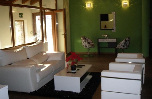 Fontoria House | Discover Hostal La Cuesta: Family-Friendly with Dining Options
