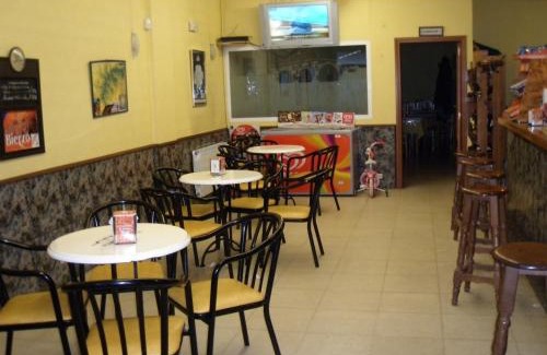 Fontoria House | Discover Hostal La Cuesta: Family-Friendly with Dining Options
