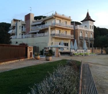 La Fosca Hotel | Relax at Hostal La Fosca with Ocean Views & Pet-Friendly Rooms
