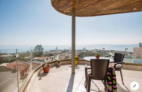 Playa Ancha Hotel | Hostal Lala Porteña: Ocean View, Private Bath & Breakfast