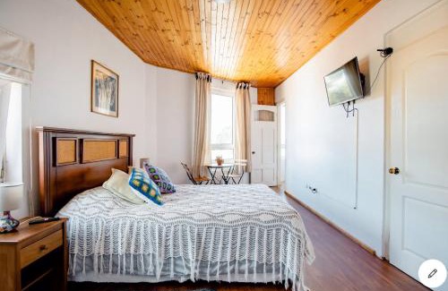 Playa Ancha Hotel | Hostal Lala Porteña: Ocean View, Private Bath & Breakfast
