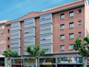 Esplugues de Llobregat House | Budget-Friendly Hostal Lami with Breakfast & Accessibility