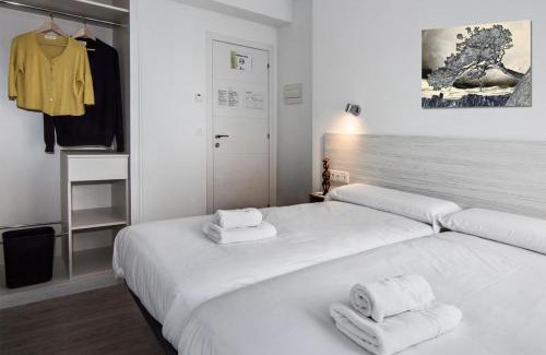 Burgos House | Pet-Friendly Hostal Lar: Rated 8.8/10 for Family Comfort