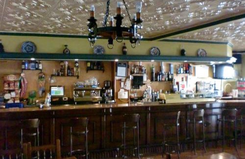 Alcaracejos House | Comfortable Stay at Hostal las Tres Jotas with Breakfast
