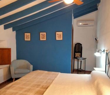 Villena House | Comfortable Stay at Hostal los Aromas with Breakfast Included