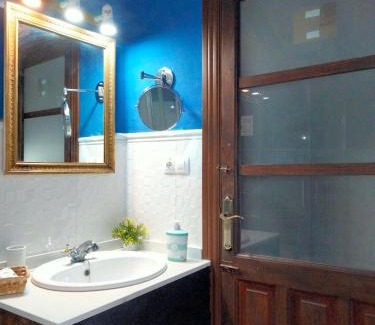 Villena House | Comfortable Stay at Hostal los Aromas with Breakfast Included