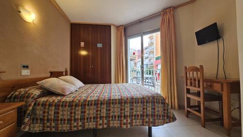 Blanes House | Comfort at Hostal Los Maños with On-site Dining Options