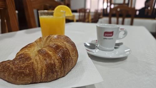 Blanes House | Comfort at Hostal Los Maños with On-site Dining Options
