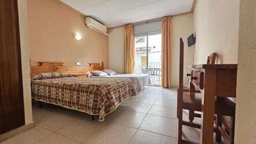 Blanes House | Comfort at Hostal Los Maños with On-site Dining Options