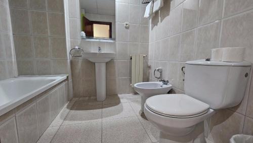 Blanes House | Comfort at Hostal Los Maños with On-site Dining Options