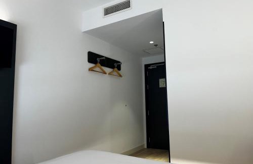 Delicias House | Convenient easyHotel Madrid Centro Atocha with Pet-Friendly Amenities