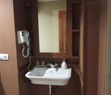 Monforte de Lemos House | Budget-Friendly Hostal Medievo: Child-Friendly Retreat