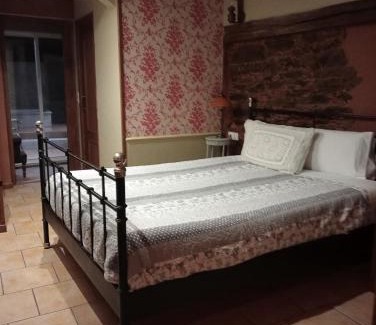 Monforte de Lemos House | Budget-Friendly Hostal Medievo: Child-Friendly Retreat