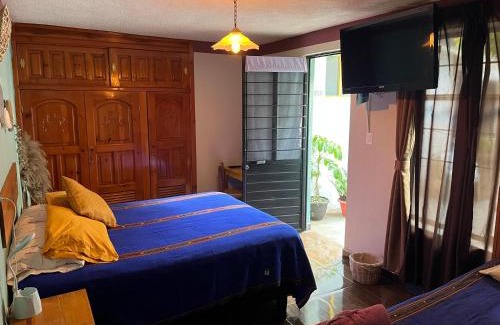 Del Cerrillo House | Budget-Friendly Hostal Casa Gaia: Pool, Pet-Friendly & More!