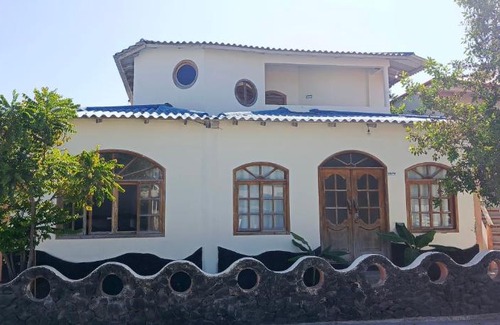 Puerto Villamil Hotel | Budget-Friendly Hostal Poseidon with Family Amenities