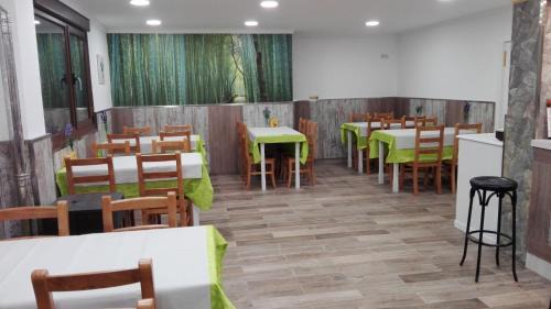 Bembrive House | Cozy Hostal Nuevo Alonso: Family-Friendly with Breakfast