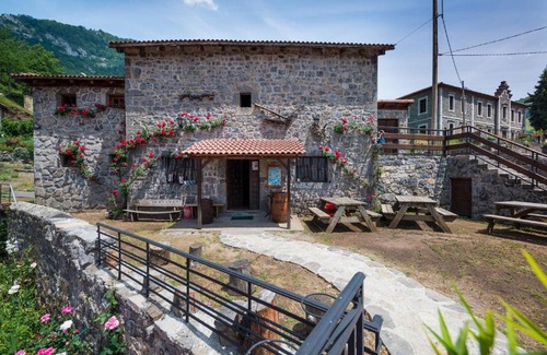 Oseja de Sajambre House | Budget-Friendly Hostal Peña Santa with Family Amenities