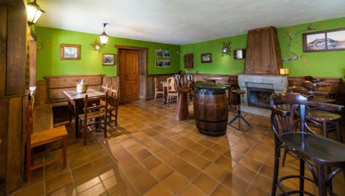 Oseja de Sajambre House | Budget-Friendly Hostal Peña Santa with Family Amenities