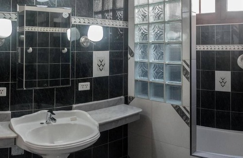 El Vedado House | Inviting Hostal Peregrino Vedado with Spa & Family Amenities