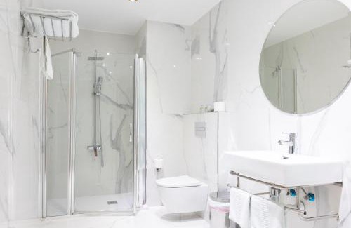 Marmolejo House | Budget-Friendly Hostal Plaza: Family & Wheelchair Accessible
