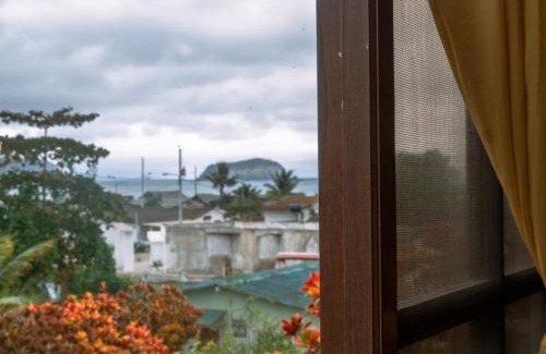 Puerto Cayo House | Budget-Friendly Hostal Poseidon with Pool & Hot Tub