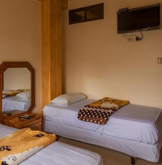 Puerto Cayo House | Budget-Friendly Hostal Poseidon with Pool & Hot Tub