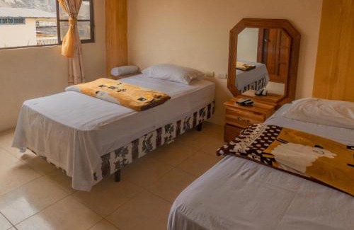 Puerto Cayo House | Budget-Friendly Hostal Poseidon with Pool & Hot Tub