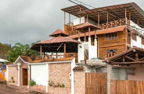 Puerto Cayo House | Budget-Friendly Hostal Poseidon with Pool & Hot Tub
