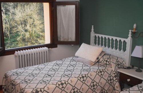 Espinama House | Cozy Hostal Puente Deva with Family-Friendly Amenities