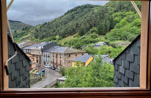Villafranca del Bierzo House | Cozy Hostal Restaurante Méndez: Family-Friendly Getaway