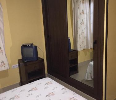 Palos de la Frontera House | Budget-Friendly Hostal Restaurante La Niña with Family Dining
