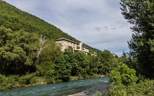 Fiscal House | Discover HOSTAL RIO ARA BELLOSTA with Family-Friendly Amenities