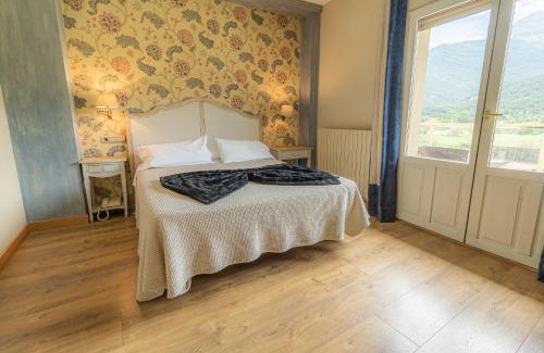 Fiscal House | Discover HOSTAL RIO ARA BELLOSTA with Family-Friendly Amenities