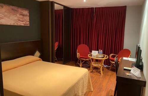 Almorox House | Budget-Friendly Hostal Royal Almorox: Child-Friendly Retreat