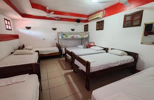 Leon House | Pet-Friendly Hostal Ruinas de San Sebastián with Pool Access