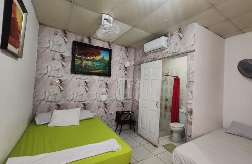 Leon House | Pet-Friendly Hostal Ruinas de San Sebastián with Pool Access