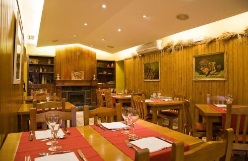 Oronz House | Pet-Friendly Hostal Rural Salazar with Oceanfront Views
